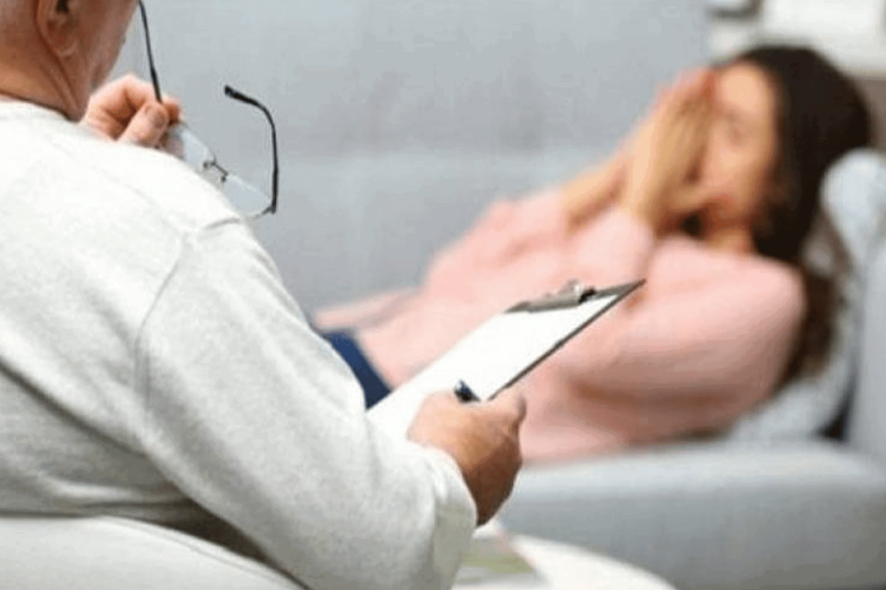 طبيب خانَ القسم مع مريضة watanserb.com