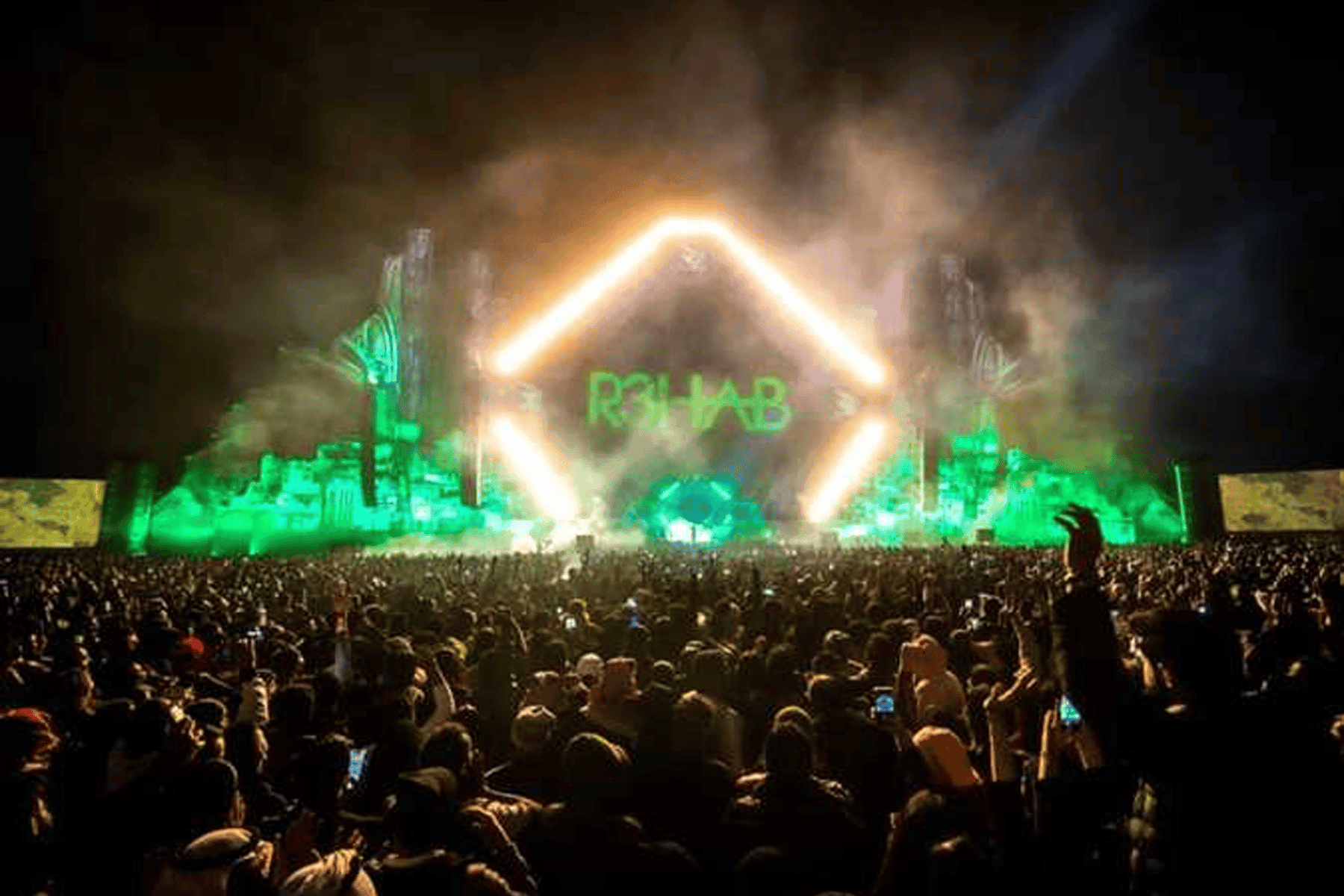 فتاة ترمي ملابسها الداخلية watanserb.com