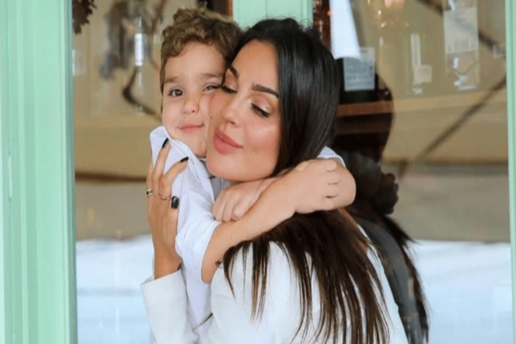 نادين نجيم تقبل ابنها watanserb.com