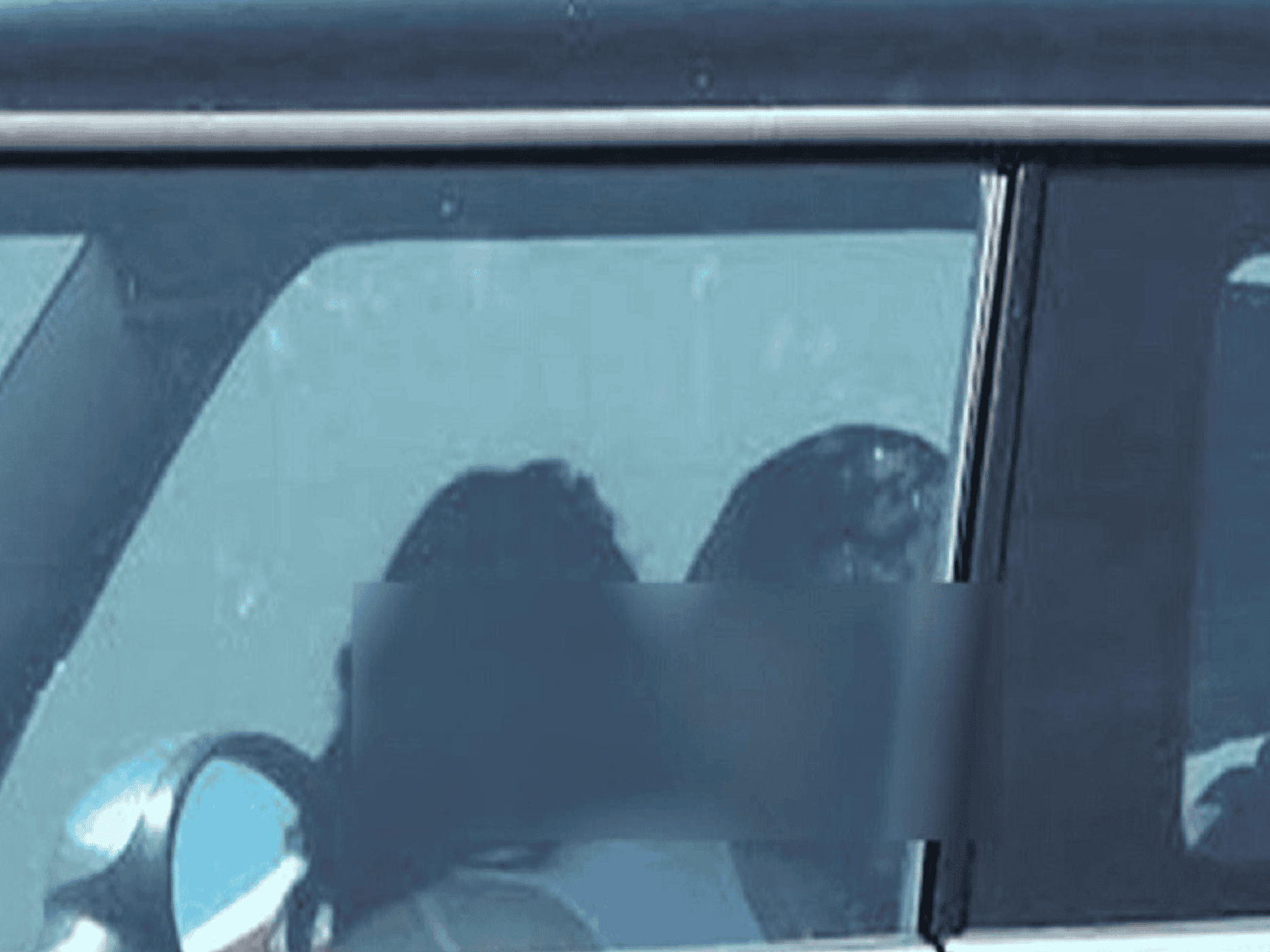 شاب كويتي وفتاتين بالسيارة watanserb.com