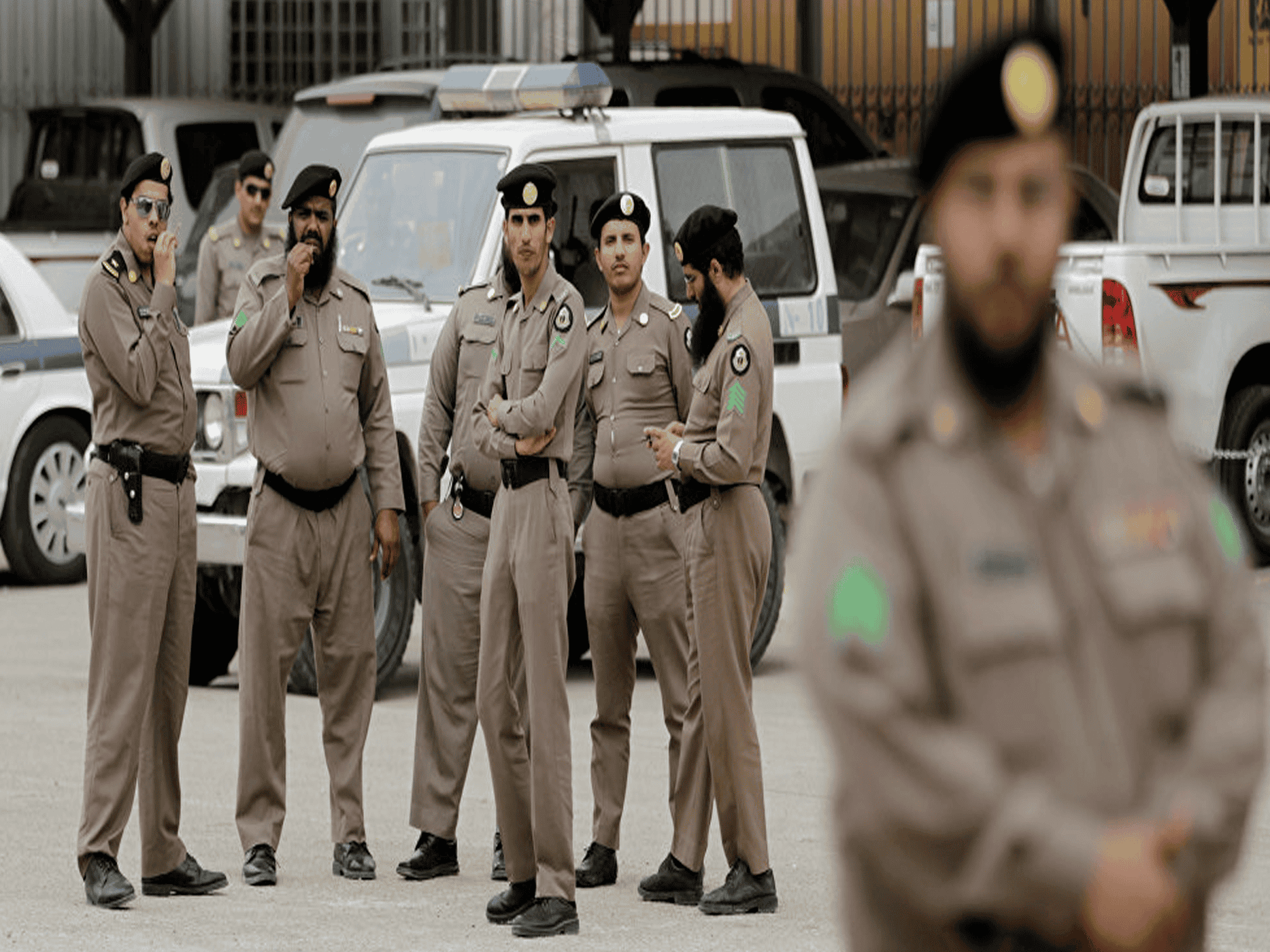 طعن أعضاء فرقة مسرحية watanserb.com