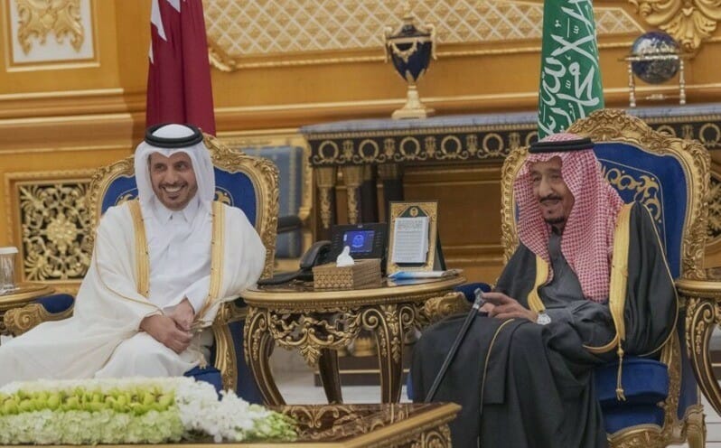 الملك سلمان مع رئيس وزراء قطر watanserb.com
