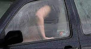 يمارسان الجنس خلف السيارة في الأردن