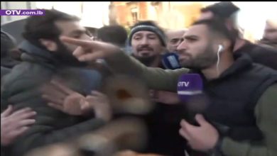 متظاهرون لبنانيون يعتدون على فريق قناة "OTV" watanserb.com