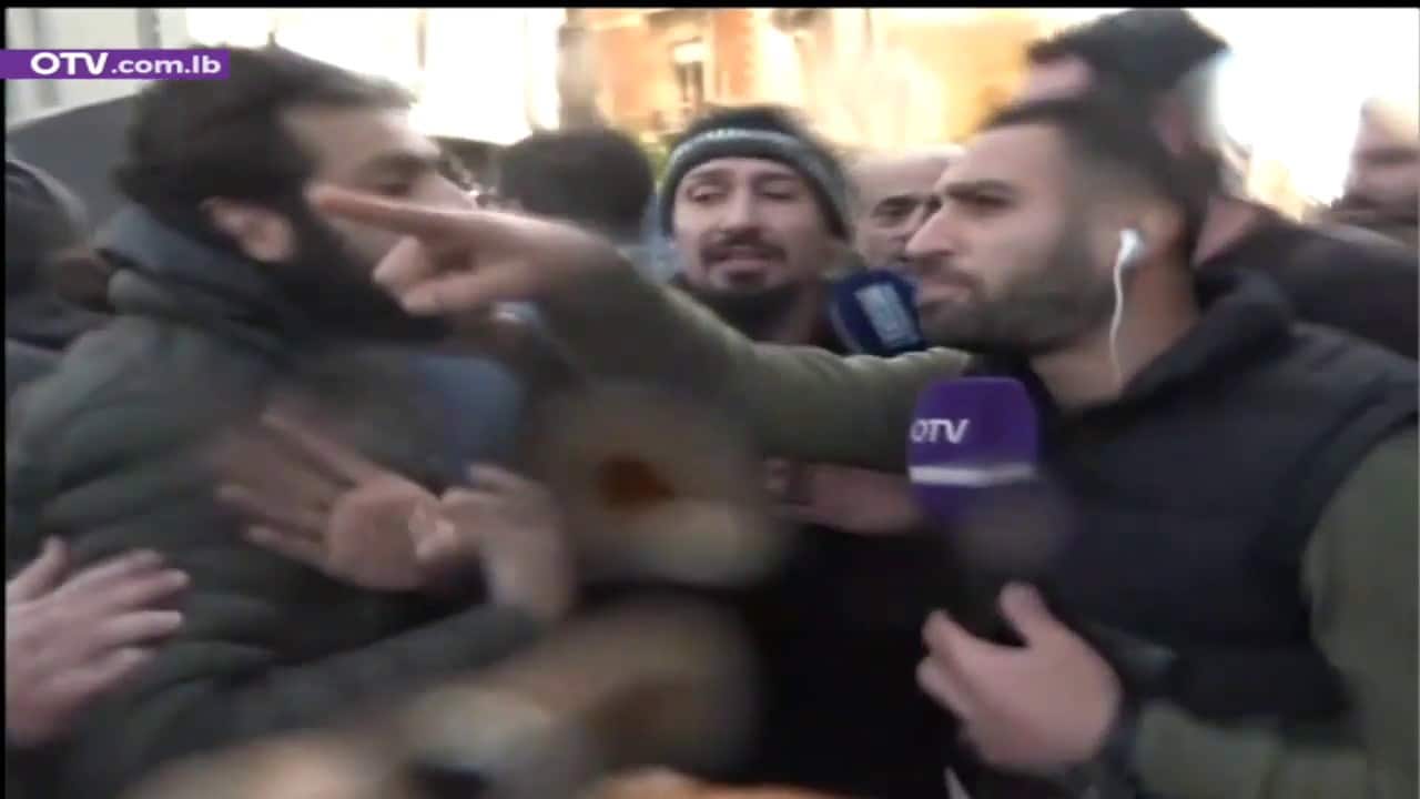 متظاهرون لبنانيون يعتدون على فريق قناة "OTV" watanserb.com