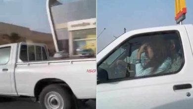 فتاة تجلس في حضن شاب watanserb.com