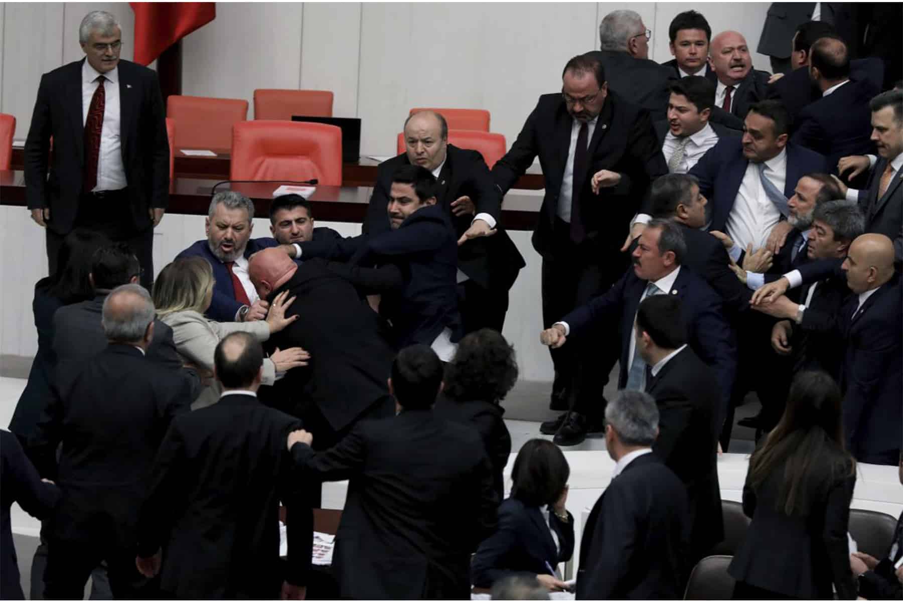 معركة داخل البرلمان التركي watanserb.com