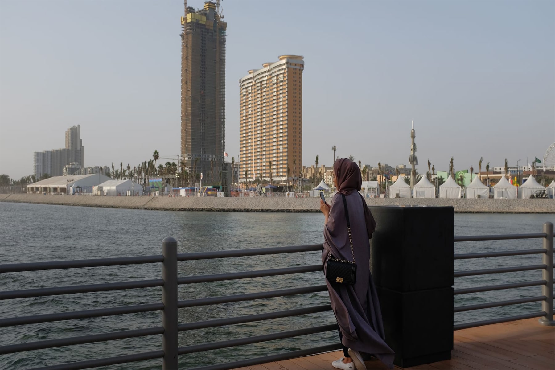 سقوط إمرأة في جدة watanserb.com