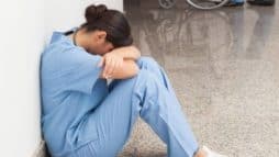 اعتداء على طبيبة عيون كويتية watanserb.com