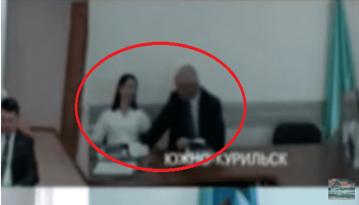 مسؤول روسي يتحرش بمساعدته watanserb.com