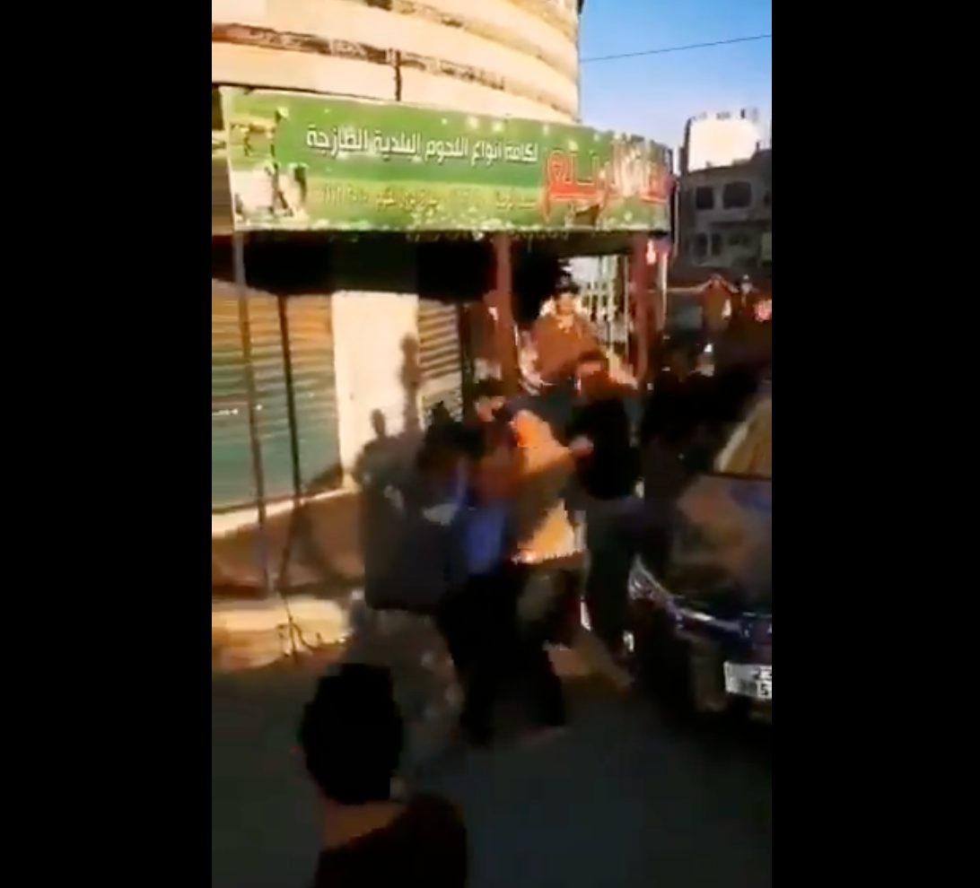 أصحاب البسطات في جرش يعتدون على رجل أمن