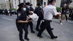 احتجاجات من قبل السود الأمريكيين على مقتل المواطن الأمريكي الأسود "جورج فلويد watanserb.com