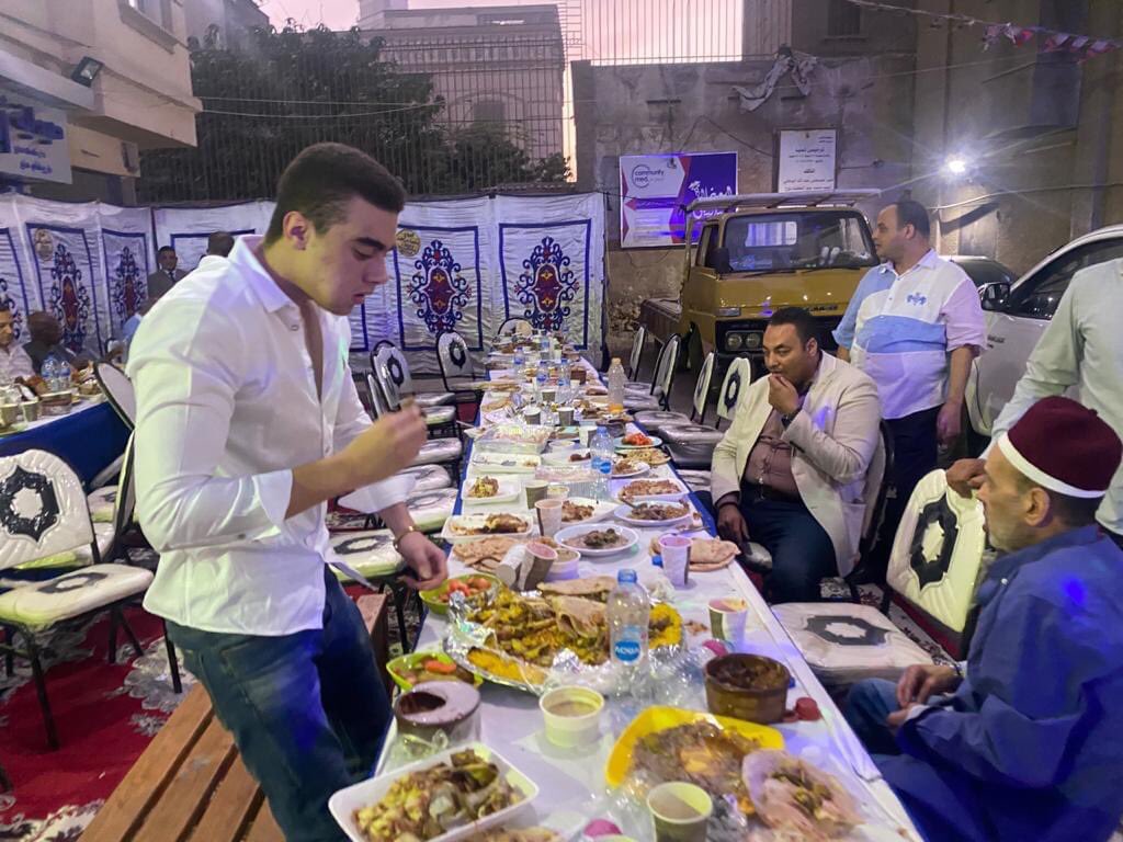 برلماني مصري يقيم إفطارا جماعياُ لأصدقائه