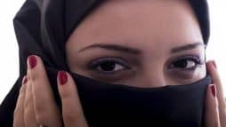 فتاة سعودية تحرض زميلاتها watanserb.com