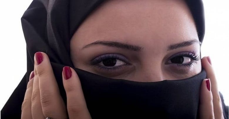 فتاة سعودية تحرض زميلاتها watanserb.com