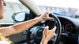 فتاة مصرية تفقد سيطرتها على سيارتها وتقتحم صيدلية watanserb.com