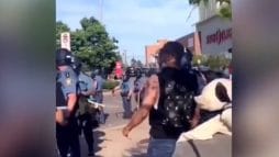 يرفع الاذان امام الشرطي الأمريكي watanserb.com