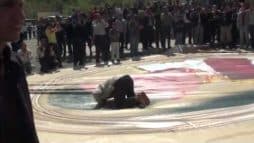 يسجد على صورة كبيرة وُضعت للملك عبدالله الثاني watanserb.com