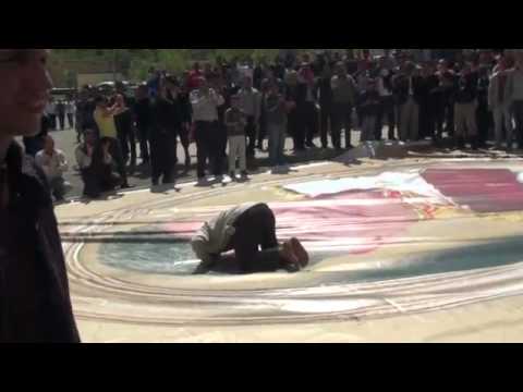 يسجد على صورة كبيرة وُضعت للملك عبدالله الثاني watanserb.com