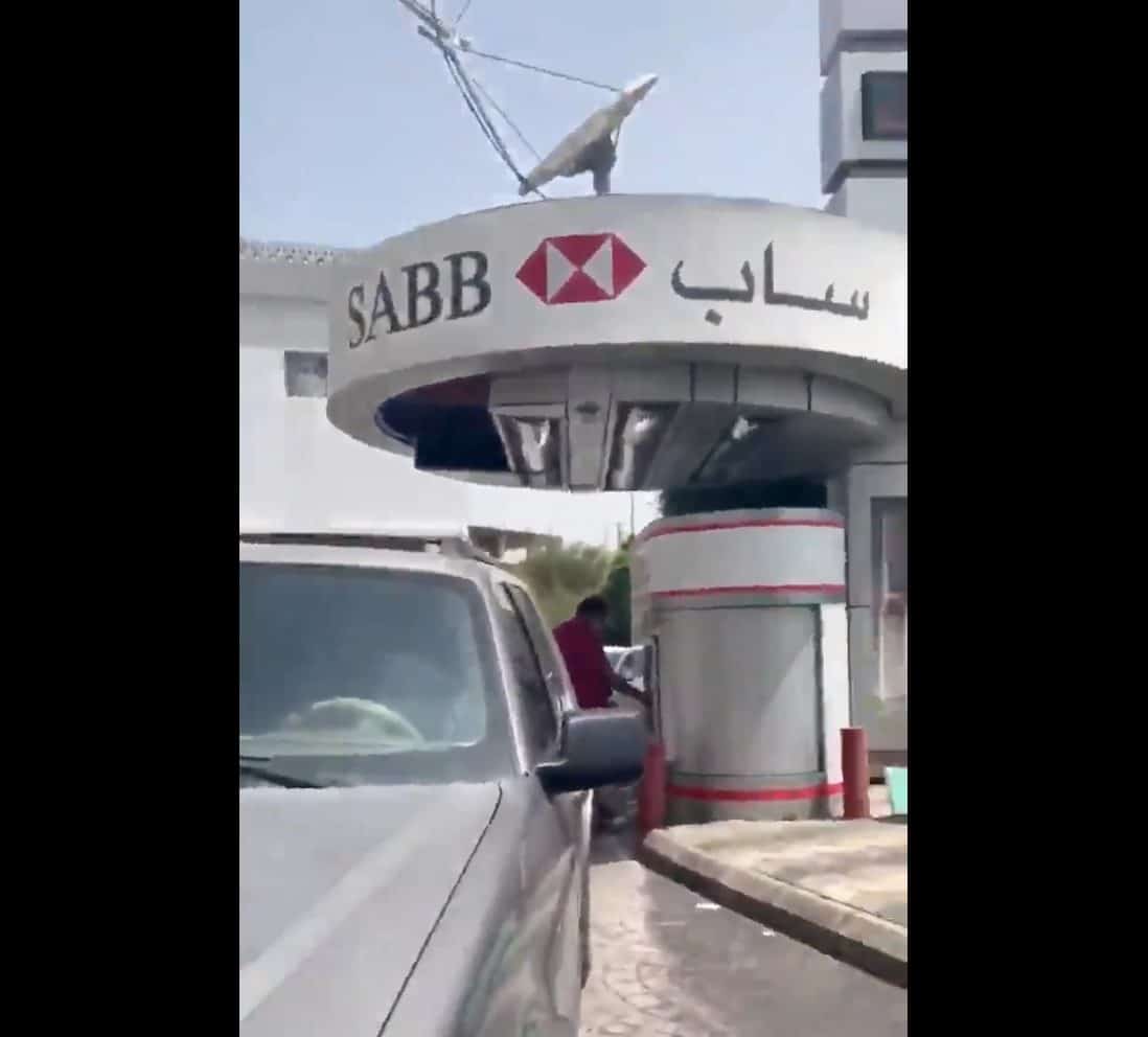 اعتداء شخص سعودي على وافد بنغالي ارتدى كمامة على هيئة شماغ!