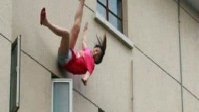 زوج مصري يلقي زوجته watanserb.com