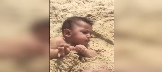 سعودي يطعم طفلاً الرمل ويثير غضبا