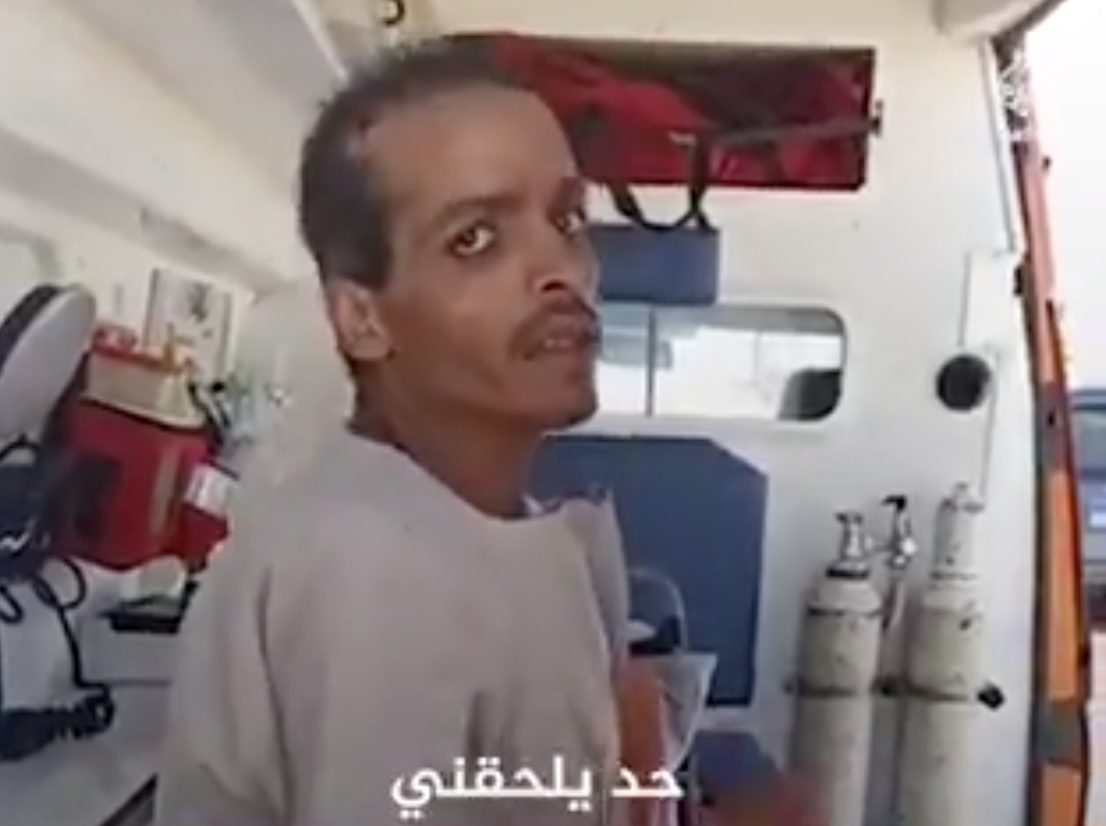 مصري يستنجد أمام مستشفى بالأقصر