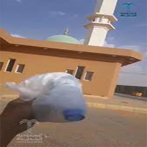 سعودي يرمي القمامة على مسجد watanserb.com