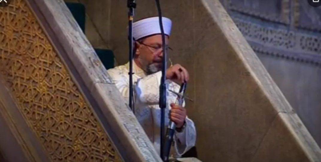 السبب الحقيقيّ لحمل خطيب مسجد آيا صوفيا سيفاً