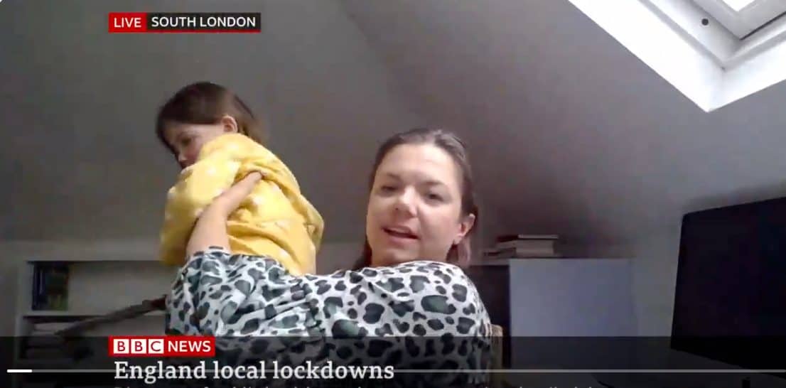 طفلة تحرج والدتها على الهواء مباشرة