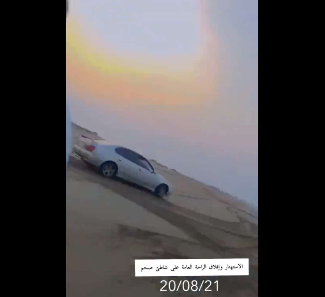 "مُستهتر" عُماني يُعرض حياة الآخرين للخطر