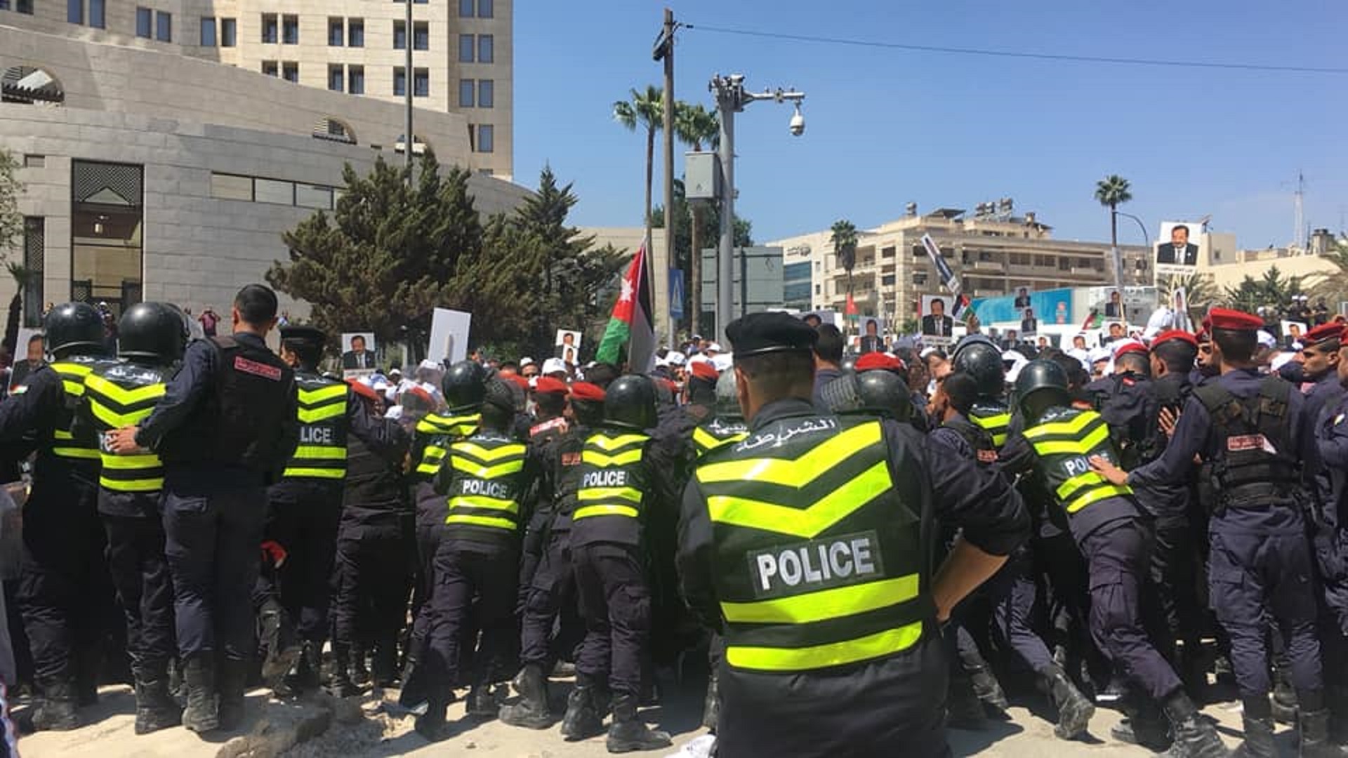 اعتداء قوات الأمن على المعلمين المعتصمين بالهراوات