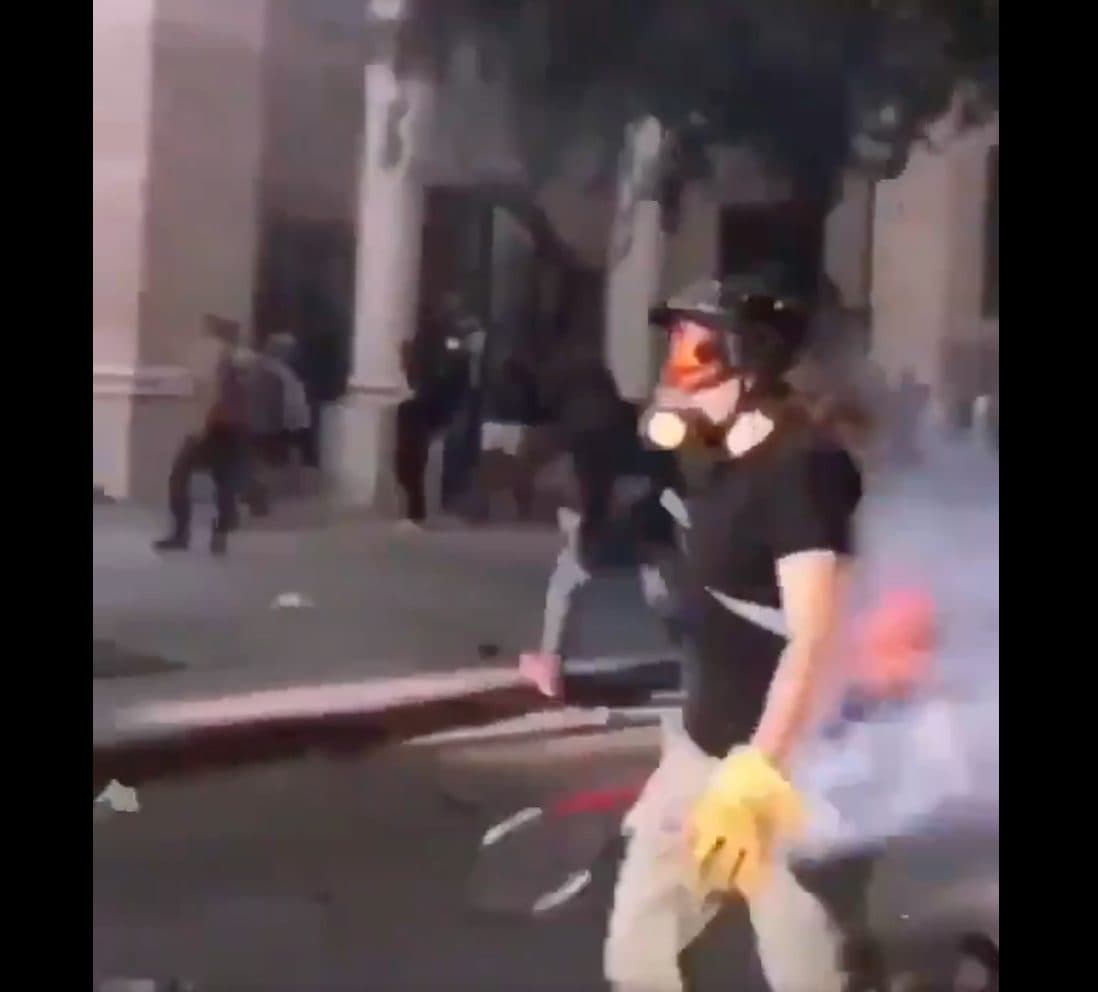 اللبنانية المقنعة لاعبت قوات الامن بقنلة غاز