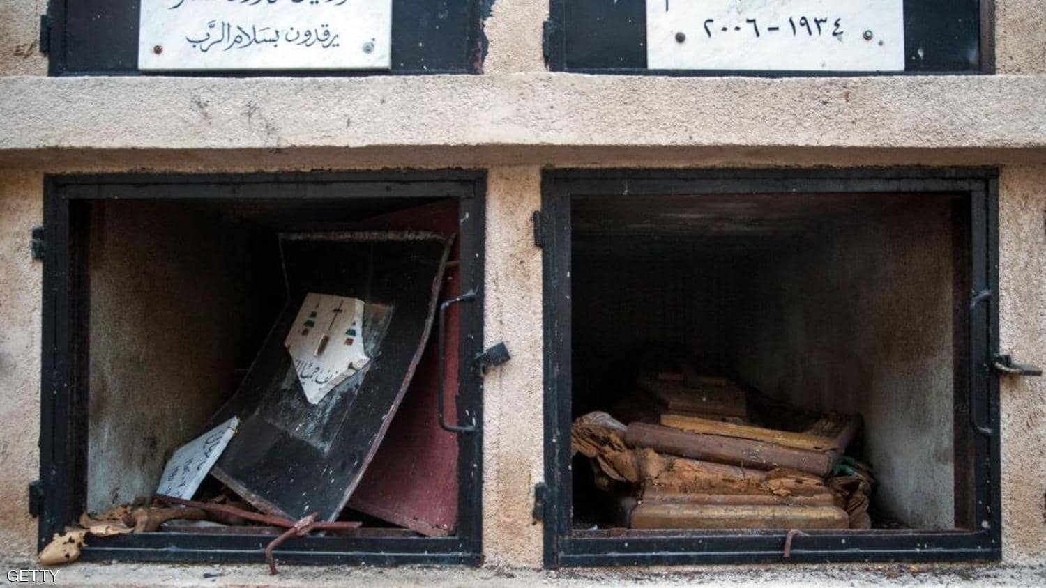 تناثرت الجثث بمقابر بيروت
