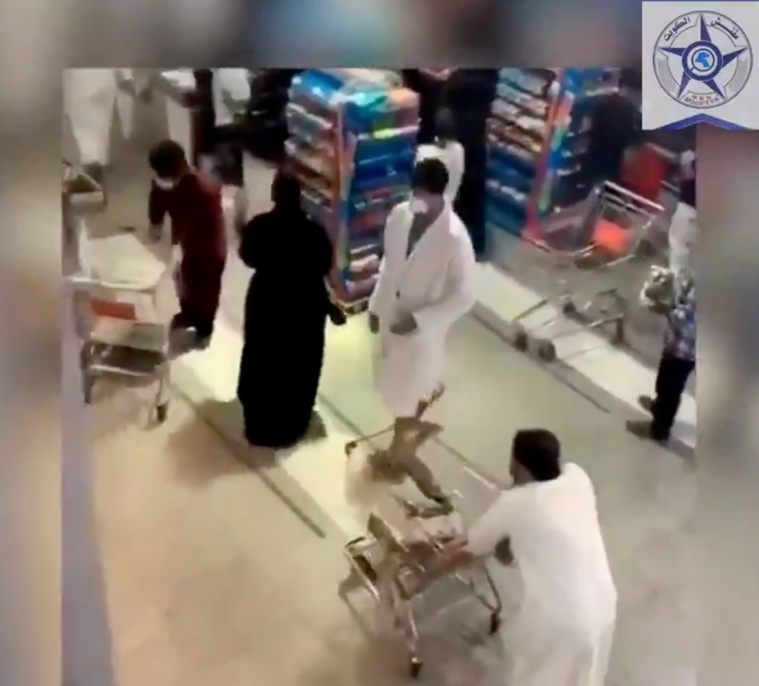 شخص يقوم بالتسوق بـ «روب الحمام» في إحدى الجمعيات التعاونية بالكويت