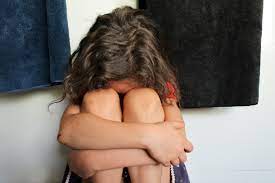 مقطع فيديو يوثّق صرخة واستنجاد طفلة كويتية لإنقاذها من تعذيب والدها