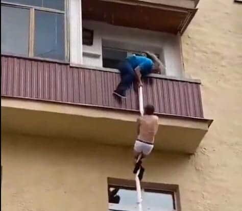 زوج يضبط زوجته في أحضان عشيقها الذي حاول الهرب بطريقة غريبة watanserb.com