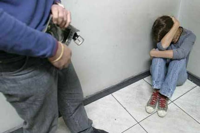 انتشار فيديو يُظهر تعرض طفل للتحرش والتعنيف في مكة المكرمة