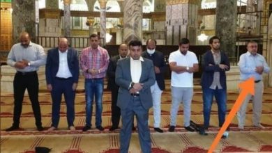 الوفد التطبيعي الإماراتي يصلي في المسجد الأقصى watanserb.com