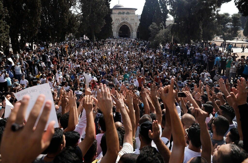 تظاهرة في المسجد الاقصى المبارك بعد صلاة الجمعة تنديدا بإساءة ماكرون للإسلام watanserb.com