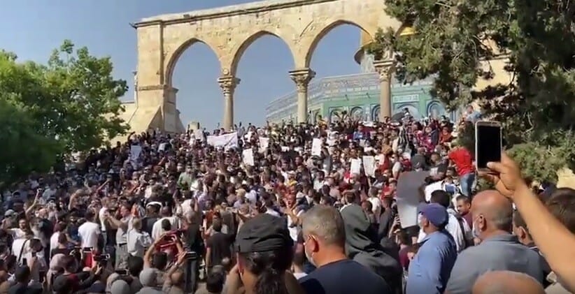 تظاهرة في المسجد الاقصى بعد صلاة الجمعة تنديدا بإساءة ماكرون للإسلام watanserb.com