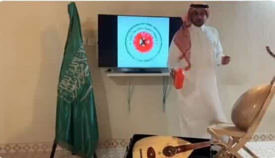 سعودي يحرق آلة موسيقية مقاطعة المنتجات التركية watanserb.com