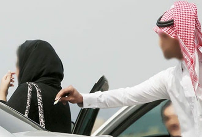 سعودي يعاكس فتاة watanserb.com