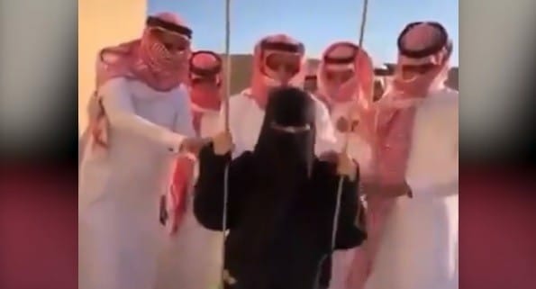 سعوديون يداعبون منقبة على أرجوحة watanserb.com
