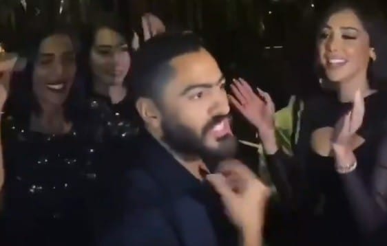 معجب يقترب من بسمة بوسيل زوجة تامر حسين بطريقة اغضبت الفنان watanserb.com