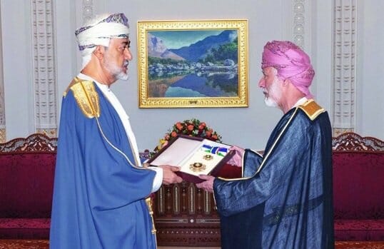 السلطان هيثم بن طارق يكرم الوزير يوسف بن علوي watanserb.com