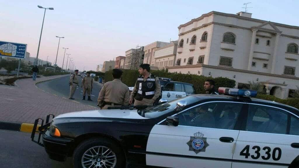 الشرطة الكويتية-طعن رجال أمن الكويت watanserb.com