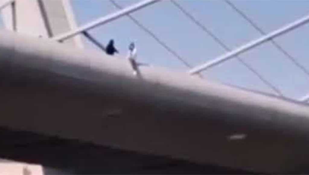 جسر عبدون-فتاة أردنية تحاول الانتحار watanserb.com