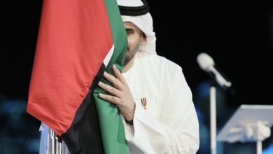 حسين الجسمي يقبل علم الإمارات احتفالا بيوم "العلم الإماراتي" watanserb.com