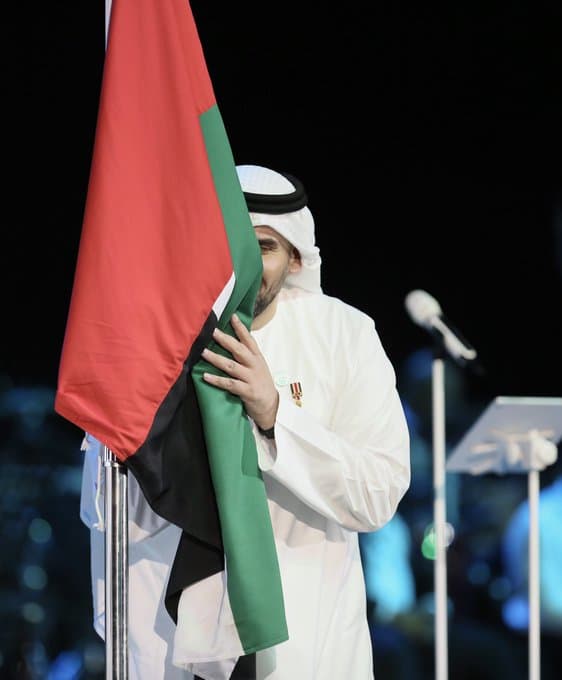 حسين الجسمي يقبل علم الإمارات احتفالا بيوم "العلم الإماراتي" watanserb.com